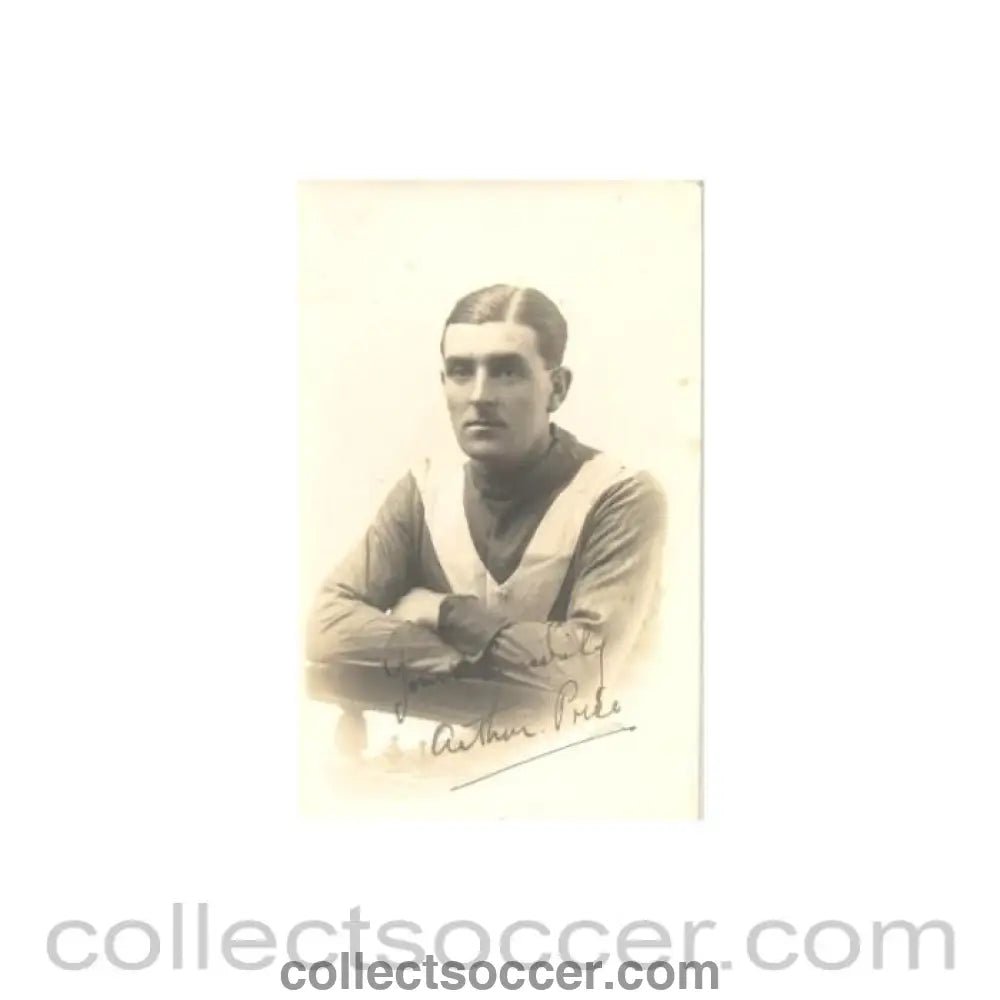 1918 circa Leeds United (City) Arthur Price signed postcard of 1930's - a very successful player of Leeds City which has been renamed to Leeds United later on, signed by Arthur Price - Collect Soccer