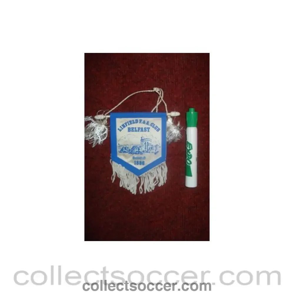 Linfield F.C., Belfast small Pennant once property of the football referee Neil Midgley - Collect Soccer