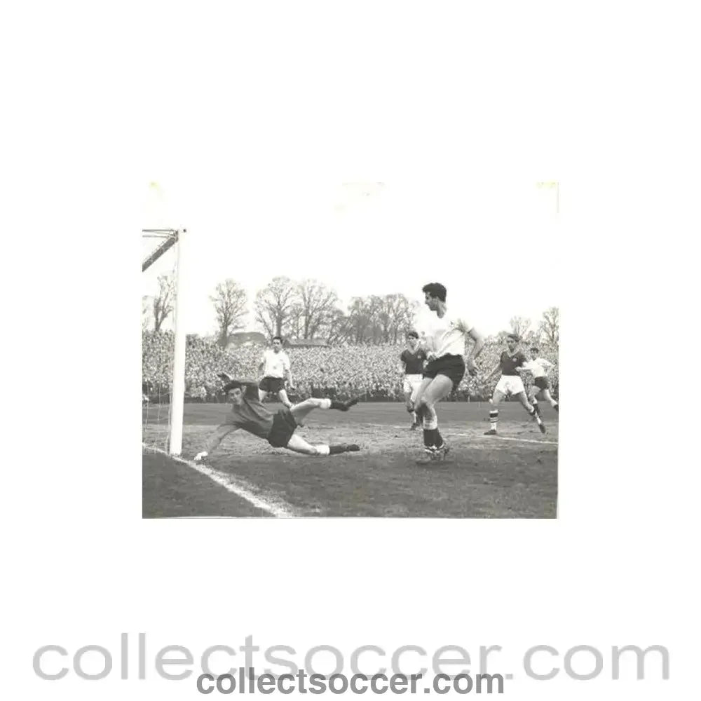 1963 - Tottenham Hotspur action photograph of season 1963 - 1964 - Collect Soccer