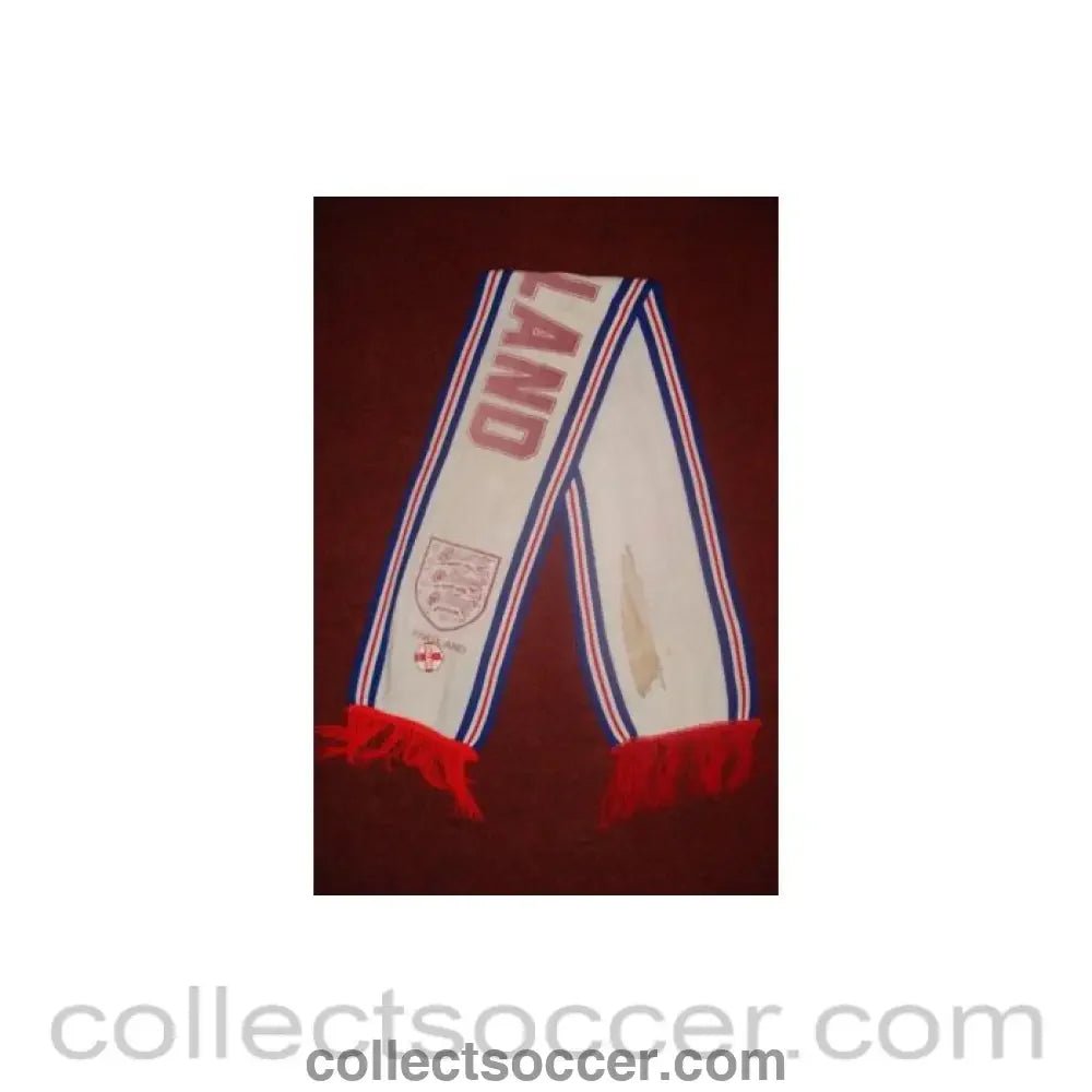 England scarf with a badge - Collect Soccer